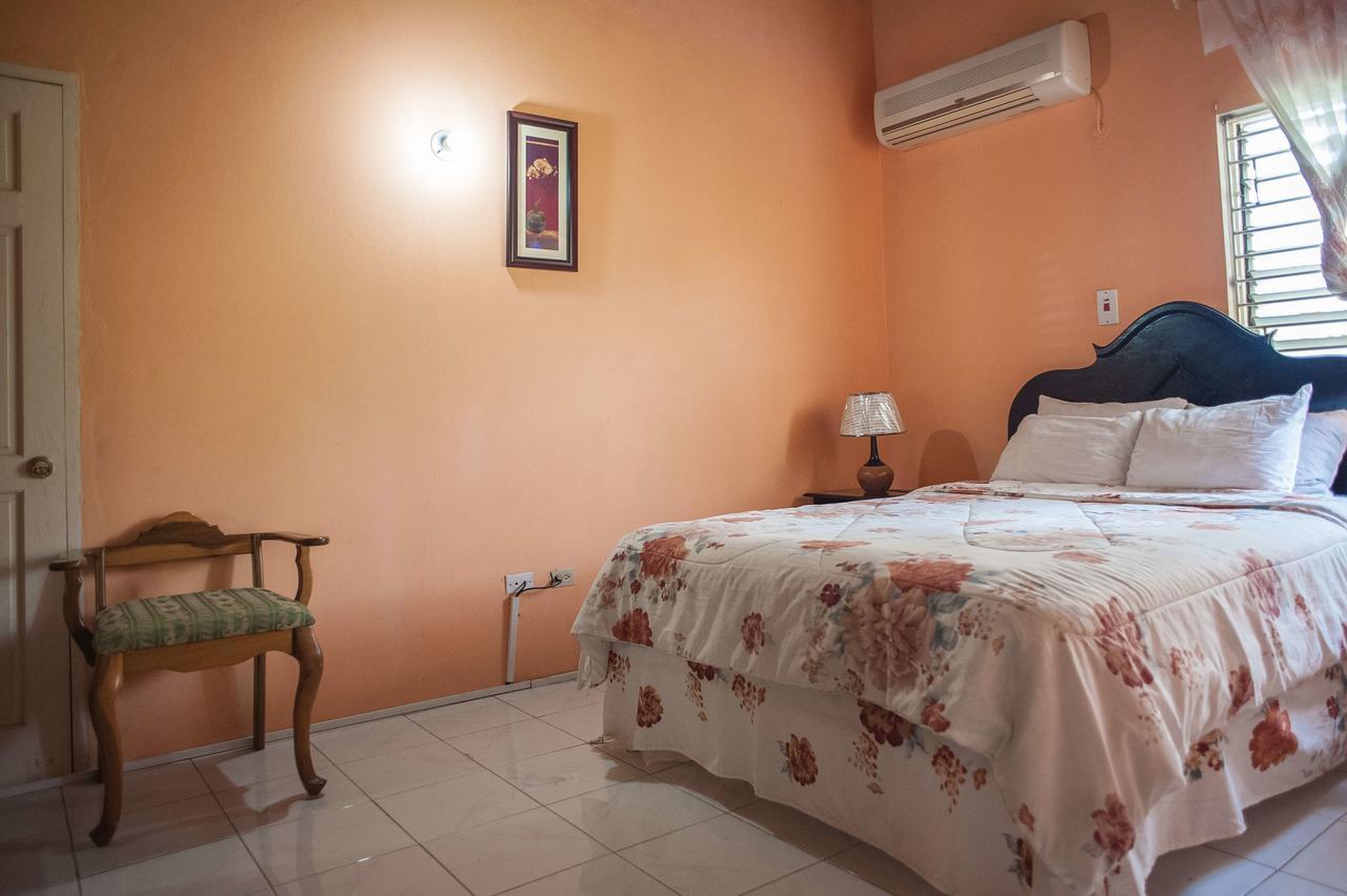 Diamond Villa Guest House Montego Bay Exterior photo